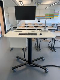Fahrbarer Lehrertisch mit Technik
